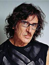 Todo el mundo en la ciudad / es un suicida / es un suicida / y es la verdad / todo el mundo en la ciudad / es un suicida / tiene una herida / y es la verdad / quisiera ver ese mar Charly Garcia Grosse Gewicht Masse Alter Biographie Wiki