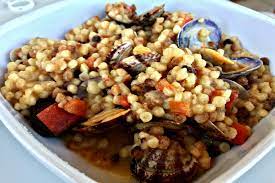 Se cerchi un primo piatto gustoso e sostanzioso con cui deliziare i tuoi ospiti, prepara la ricetta della fregola con la salsiccia di sale&pepe. Fregola Sarda Con Le Arselle Monicucci Chef