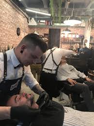 Colorized photo from 1942original title: Divinos Barber Shop Afeitado Tradicional Zoco De Pozuelo Madrid Barber Shave Barber Straight Razor Barber Shop