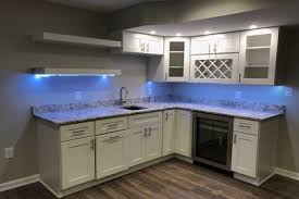 Model lemari untuk kitchen set ini sangat cocok untuk ruangan dapur yang sangat kecil, tetapi tidak akan terlihat memakan tempat. Model Lemari Dapur Ukuran Kecil Warna Putih Sobat Furniture