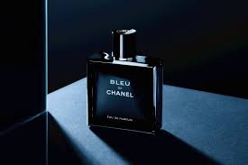 Un élan fougueux de fraîcheur parcourt la peau. Bleu De Chanel Eau De Parfum Smf