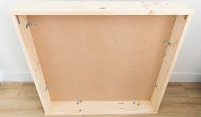 L'élégante façade blanche avec un plateau en chêne s'intègre parfaitement à la décoration de votre bureau tout. Tutoriel Comment Construire Des Tiroirs Coulissants En Bois Pour Le Canape