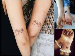 I Tatuaggi Sull Amicizia Prevedono Simboli E Disegni Per Un Legame Eterno Senza Confini Scopriamo Insieme Tutte Le Tatuaggio Amicizia Tatuaggi Tatuaggi Fini