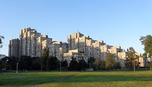 Kao rezultat milutinovih poremećenih ideja kako treba da izgleda jedan grad, nastali su blokovi, vrhunac njegove arhitenktonske karijere. Bicycle Tour Through Belgrade Blokovi Serbian Private Tours