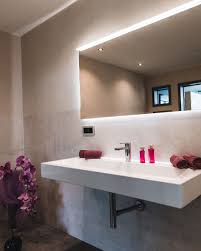 Ein Extra Grosses Waschbecken Mit Designsiphon Eleganter Spiegel Und Die Wande Fliesenbundig Verputzt So Bereite Badezimmer Waschbecken Badezimmer Waschbecken