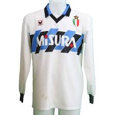 Kaufen sie die heißesten inter fußballtrikots und trikots, um ihre aufregung in dieser fußballsaison deutlich zu machen. Das Ist Das Klassische Trikot Das Das Neue Nike Inter 19 20 Heimtrikot Inspiriert Hat Nur Fussball