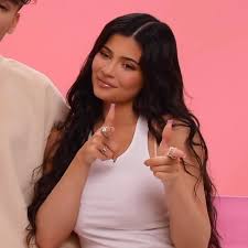 Kylie jenner, 23, has a lavish lifestyle and one of the benefits of owning her own makeup empire is getting to travel the world in her own private jet. Ylwihon9c95rem