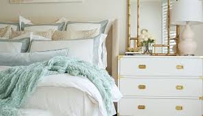 Un papier peint gris à motifs d'arbres et une literie en blanc et gris. 5 Idees Deco Modernes Pour Votre Chambre De Coucher Adulte Deco Maison Zenidees