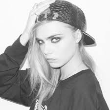 Scarlett Lyons (@ScarLyons)