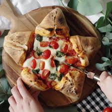 Pizza De Estrela Com Borda Recheada Clique Duas Vezes No Video Para Curtir Compartilhe Com Seus Amigos Via Tastemad Ideias Pizza Estrela Comida Do Japao