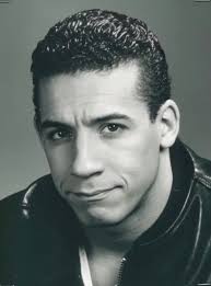 Devine qui c'est ? 😱 Cet acteur d'action est méconnaissable sur cette  photo du passé. 😯 Les fans n'arrivent pas à croire à quel point il était  différent dans sa jeunesse. 👀🔥