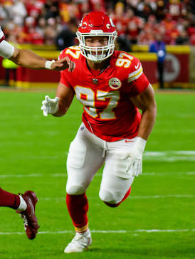 Defensive end Ashton Gillotte in action, do AI tạo