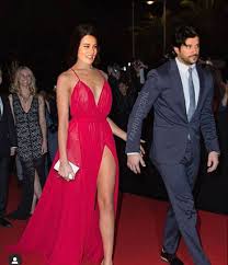 Fahriye Evcen In Sirin Evi Neseli Sus Evim 2020 Moda Stilleri Unlulerin Tarzlari Dugun Gruplari