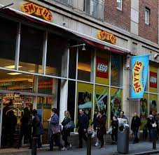 Toys r us spielwaren in essen. Spielwaren Aus Toys R Us Wird Smyths Toys Welt