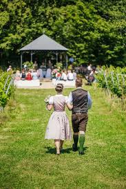 Lassen Sie Ihre Hochzeit Zu Etwas Besonderen Werden Die Hochzeitsprofis Am Weingut Kranachberg Helfen Ihnen Gerne Dabei Weingutkranac Weingut Hochzeit Wein