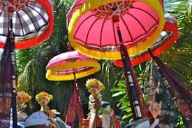 Sonnenschirme Und Tempelschirme Aus Bali Bringen Leichtigkeit In Den Garten Sonnenschirm Bali Tempel
