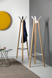 Le porte manteau sur pied est votre meilleur allié pour garder votre maison ou votre bureau organisé. Porte Manteaux Design En Bois Pour Amenager Vos Bureaux