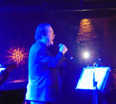 Ποζάρει στο στολισμένο σπίτι όπου ζουν με τον μιχάλη χατζηγιάννη. Giannhs Parios Bikipaideia