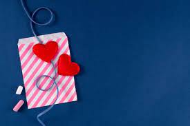 Envelope De Carta De Amor Com Coracoes Vermelhos E Giz Sobre Fundo Azul Classico De 2020 Cores De Tendencia Dia Dos Namorados 14 De Fevereiro Conceito De Embalagem Postura Plana Copia Espaco