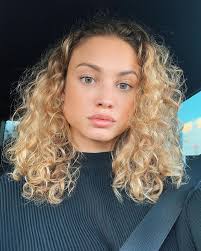 Rose Bertram (@rose_bertram) • Instagram photos and videos