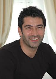 Uzun boylu ve tipi son derece iyi olan yakışıklılığınla da her zaman ön planda olan ünlü oyuncu sarp levendoğlu kimdir kaç yaşında nerelidir? Gencligin Rol Modeli Kenan Imirzalioglu