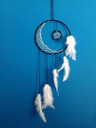 Traumfanger Aus Dunkelblauem Garn Weissem Faden Und Weissen Vogelfedern Traumfanger Basteln Traumfanger Selber Basteln Traumfanger Basteln Kinder