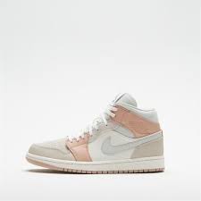 Leap higher and land softer on the court thanks to our top range of basketball shoes from the very best brands in the sport. Air Jordan 1 Femme Cdiscount