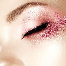 Preise des augen glitzer sind genau so wichtig vor der kaufentscheidung. Glitzer Lidschatten So Tragst Du Ihn Richtig Auf Cosmopolitan