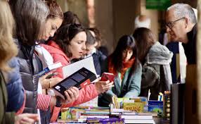 Per què regalem llibres per Sant Jordi? L'origen d'una tradició que té gairebé un segle