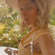 Sandy Hixon's Instagram, Twitter & Facebook