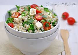 Il tofu viene anche chiamato formaggio di soia perchè preparato come un formaggio spalmabile, ma il suo gusto delicato lo rende adattabile a molte ricette sia dolci che salate. Insalata Di Orzo Tofu E Verdure Ricetta La Cucina Di Rosalba