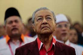 The prime minister directs the executive branch of the federal government. Sejarah Ringkas Tun Doktor Mahathir Perdana Menteri Malaysia Ke 7 Iluminasi