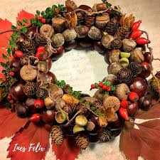 Kastanienbäume und eichen finden sie nicht nur im wald. Herbstkranz Aus Kastanien Eicheln Hagebutten Co Wir Waren Im Park Und Haben Alles Gesammelt Was De Herbstkranz Herbst Dekoration Basteln Herbst Dekoration