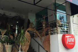 Every contemporary room comes with a ceiling fan. Hotel Review Tune Hotel Kuching Borneo Budget Mumpack Travel
