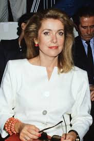 Enfant de la balle, catherine deneuve est née le 22 octobre 1943 à paris. Catherine Deneuve Verkauft Ihre Couture Sammlung Von Yves Saint Laurent Bei Christie S Vogue Germany