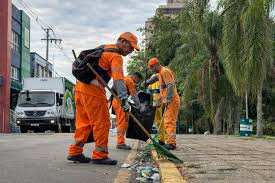 Prefeitura garante limpeza rápida das vias após o pré-carnaval de rua em Paranaguá
