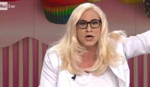 Il comico napoletano è apparso nei panni di barbara d'urso, personaggio già mostrato anche nell'ultima puntata di stasera tutto è possibile, stravolgendo la scaletta della signora della. Vincenzo De Lucia Da Maria De Filippi A Mara Venier Le Celebri Imitazioni