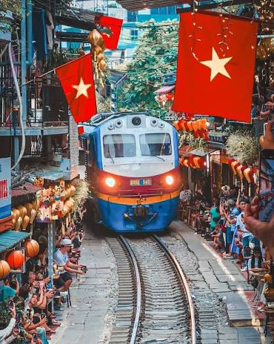 HANOI TRAIN STREET – AN EXPERIENCE LIKE NO OTHER 🚂 Sitting at a tiny café just inches from the tracks, sipping coffee while a train rushes by, is both thrilling and unforgettable.