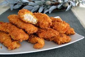 Pieptul de pui se taie fâșii și se condimentează. Crispy Strips Din Piept De Pui ReÈ›ete Papa Bun