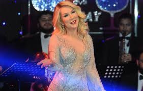 Ünlü şarkıcı seda sayan önceki gece günay restaurant'ta sahne aldı.sayan sahnede ilginç bir gece boyunca sahne enerjisi ile gençlere taş çıkaran seda sayan, gençlik aşısı dedikleri bu olsa. 18 Lik Seda Sayan