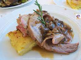 Arrosto di vitello ripieno ai funghi. Arrosto Di Vitello Con Funghi Porcini E Speck Latte Di Mandorla