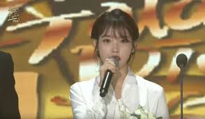 Yeri & shinee jonghyun'un yakın arkadaş oldukları . Red Velvet S Yeri Breaks Down In Tears When Iu Talks About The Late Jonghyun In Her Award Speech Allkpop