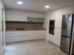Las cocinas negras, así como las blancas desprenden una elegancia natural difícilmente equiparable con otros tonos. Cocinas Interiorismo Diego Reyes