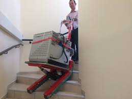 Per prima cosa non dovrete spostare tutta la spesa dalle buste alla macchina, poi su per le scale e, se nel vostro supermercato.comodissimo per salire scale e gradini, ha un telaio. Come Trasportare Merce Per Le Scale Strumenti Utili