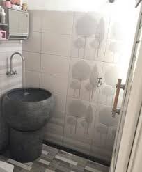 Buat desain kamar mandi dengan memaksimalkan luas ruang kamar mandi meskipun itu sempit dan terbatas dengan sebaik mungkin terutama pada beberapa banyak alat dan perkakas yang harus. 8 Desain Kamar Mandi Sederhana Dan Murah Tapi Tampak Mewah Rumahlia Com