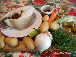 Qui nello stoccafisso alla genovese troviamo i pinoli, tradizionali della cucina genovese, infatti li troviamo anche nel pesto classico ma anche le acciughe e le olive verdi. Stoccafisso Dear Miss Fletcher