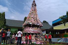 Pohon natal dari barang bekas. 4 Pohon Natal Unik Dari Limbah Plastik Hingga Daun Lontar Halaman All Kompas Com