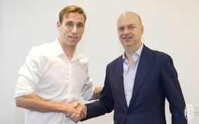 El volante lucas biglia, que se retiró de la selección, tras de la eliminación en rusia 2018 confesó que sus últimos años fueron de mucha saturación. Oficial Lucas Biglia Firma Su Contrato Con El Milan