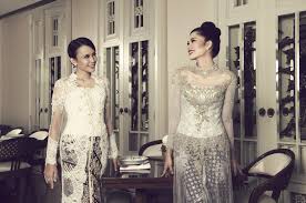 Demikian pembahasan singkat mengenai beberapa referensi model kerah kebaya yang ideal dan dapat anda pilih sesuai dengan bentuk badan anda. 5 Pilihan Kerah Kebaya Sesuai Bentuk Tubuh Weddingku Com