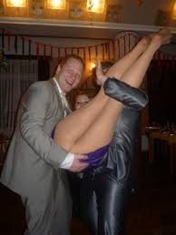 外人エロ画像ｗハプニング特集ｗお姫様抱っこからのパンティー○見せポルノｗｗｗｗｗｗｗｗ | 外国人エロ画像・ポルノ画像まとめ